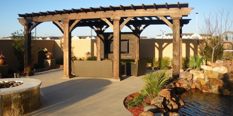 Outdoor lkiving space with pergola 
